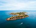Chausey è francese, appartiene alla Normandia ed è stata fortificata da Napoleone. Nell'arcipelago veniva estratto il granito per la costruzione del vicino monastero di Mont-Saint-Michel.