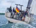 La barre franche et la barre à balancier depuis la coque sont inhabituelles pour ce type de bateau - et un grand plaisir pour le barreur, quel que soit le cap.