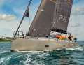Le salon pilote plat de couleur orange, l'aluminium brut et la forme anguleuse de la coque font du BM un bateau unique