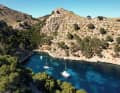 Des yachts au mouillage de rêve dans la Cala en Gossalba, à l'est de la péninsule de Formentor. Des chèvres sauvages grimpent dans les rochers et ça sent le pin d'Alep.