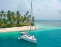 Ankern am Palmenstrand: Die Elan Impression „Pepper“ liegt mit Landleine gesichert an der Insel Coco Banderos im San-Blas-Archipel
