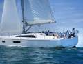 Oceanis 37.1 : bateau de croisière avec beaucoup de stabilité et un bon potentiel. Foc auto-vireur. Beaucoup d'espace de rangement et de place. Chevalets d'arbre au lieu de saildrive. Cantonnement en longueur. Equipement simple à partir du chantier naval. Longueur de coque 10,99 m ; largeur 3,92 m ; poids 6,86 t ; à partir de 219.317 euros. Test YACHT : cahier 17/2023