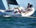 Elan E4 : le bateau le plus sportif de la comparaison directe. Léger et rapide. Beaupré extensible, poupe ouverte, double gouvernail. Léger et très rapide. Fabriqué en Slovénie en infusion sous vide. Longueur de la coque 10,60 m ; largeur 3,50 m ; poids 5,1 t ; à partir de 272.379 euros. Test YACHT : cahier 16,17/2018