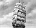 La three-master, entrata in servizio nel 1927, era un tempo la nave per l'addestramento alla navigazione a vela dell'industria mercantile tedesca.