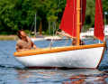La fraîcheur estivale sur le lac Ammersee. Le bateau, qui ne mesure que 4,60 mètres hors tout, est un plaisir pour les yeux.