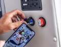 An Bord mal schnell das Handy laden – mit einer USB-Steck­dose kein Problem. Im Bild ein Modell mit zwei Ausgängen