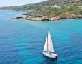 Un grande viaggio con una piccola barca: Luca Jehle scivola lungo la costa di Cefalonia con il suo "Parsec".