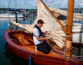 Jannik Lukat beim Auftakeln seiner naturlackierten „Mósi“. Der Bootsbaumeister aus Glückstadt hat das Grat Southby Catboot selber gebaut
