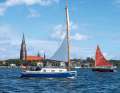La flotte de bateaux craquants devant le décor de la ville de Schleswig avec la cathédrale et le port de plaisance