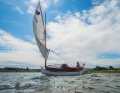 Le catboat "Clambake" du hambourgeois Timm Lange est à l'aise sur l'Elbe. En Nouvelle-Angleterre, le nom du bateau signifie "pique-nique sur la plage".