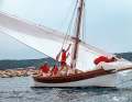 A lot of effort for a boat just over seven metres long: the 13-metre-long spar towers over the compact vessel, making harbour manoeuvres and setting sail interesting