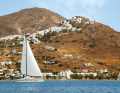 Un yacht navigue dans la baie de Livadi, au pied de la vieille ville de Serifos. Elle est perchée sur la montagne et vaut vraiment la peine d'être visitée.