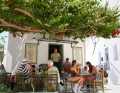 À Parikia, un café propose des places sous les branches d'un arbre.