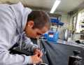 Matti Pleßmann, apprenti de deuxième année, en train de coller un nouveau génois