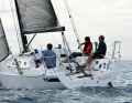 J/99 - Il tuttofare: è adatto per le vittorie di classe nella Sydney Hobart Race e in altre classiche IRC, ma è anche divertente come barca da turismo veloce. Eccellenti caratteristiche di crociera grazie a un rapporto di zavorra molto elevato e a un buon equilibrio.