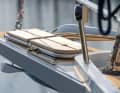 Classe : échelle d'étrave latéralement déployable et rabattable sur le Spriet, ici sécurisée pour la navigation à voile