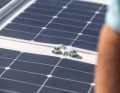 Unschön: Kabeldurchführungen der Solarpa­neele auf dem Kajütdach. Das geht eleganter