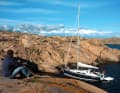 Si le yacht est correctement amarré, les rochers escarpés perdent alors tout leur aspect menaçant et se transforment en un port naturel abrité.