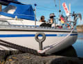 The iron eyes firmly anchored in the rock are ideal for mooring. Springs and long leader lines are attached to the slip