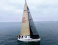 Difficile da riconoscere, ma efficace: qui la barca a tutta vela, ...
