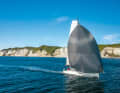Un Pogo 12.50 affrété navigue au large de Møns Klint. Le Danemark est riche en belles destinations et facile à naviguer.