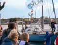 A big welcome on the Kiellinie: friends and acquaintances greet the two circumnavigators