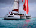 Sporty handling: The trimaran sails close to the wind with a slight heel. With a very short waterline, the hull therefore almost always dives on the windward side