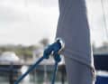 Replace the shackle: The clew sweeps along the shrouds and mast during manoeuvres. Shackles make a lot of noise here. A rope shackle or simple knots ensure peace and quiet