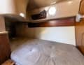 La chambre arrière offre deux couchettes individuelles confortables de près de deux mètres de long.