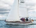 Tourer sans contraintes de formule Le bateau a été dessiné à l'époque du COI, mais ne présente aucune des caractéristiques typiques de la formule. Le grand bateau est effectivement grand, il n'y a pas de bosse et la poupe est plutôt large.