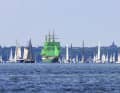 Platz 25: Volksfest zur See Katja Noack, Giekau Die "Alexander von Humboldt II" während der Kieler Woche umringt von hunderten Seglern