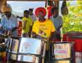 Musique de steelband pendant la fête du dimanche à Shirley Heights sur Antigua - un must !