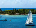 Un catamaran navigue au large de la petite île du Gosier, directement sur la côte sud de la Guadeloupe. Le mouillage devant le phare bordé de palmiers est parfait pour le premier ou le dernier jour de croisière.