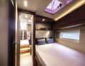Le 63 CS offre deux chambres d'hôtes suffisamment grandes et identiques au milieu du bateau.