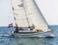Slim lines, powerful bow - the trademark of Utzon designs.