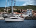Le yacht de l'auteur devant le port d'Angra do Heroísmo sur Terceira. Devant, l'église bleue et blanche de la Misericórdia, à l'arrière-plan, l'obélisque en l'honneur du roi Pierre IV du Portugal.