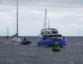 À l'entrée de la rivière, les membres du club escortent la flottille avec des ribs.