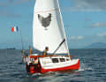 Quenet et son fidèle compagnon de route "Baluchon" lors de la première circumnavigation. Sa marque de fabrique est le poulet.