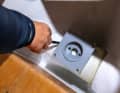 Il faut percer trois trous. Pour le traçage, on place la bride de l'intérieur sur le tube de manière à ce que le trou de droite se trouve sur la ligne médiane du bateau. Après le perçage, ...