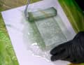 À l'intérieur, nous travaillons avec de la résine polyester et un matelas de fibres. Les bandes d'environ 15 centimètres de long sont pré-imprégnées par paquets de trois sur un film plastique, puis placées sous le pont.