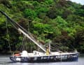 Yves Parlier installe son mât avec les moyens du bord, sans grue, sans aide extérieure, dans la baie d'une île isolée du sud de la Nouvelle-Zélande.