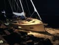 Eine Beneteau lief Anfang Oktober beim Einlaufen ins schwedische Grönhögen auf Grund und drehte sich quer. Als die Seenotretter eintrafen, lag die Yacht bereits auf der Mole, die Besatzung wurde von örtlichen Rettungskräften abgeborgen. Erst bei der Bergung wurde der Schaden deutlich: Unterwasserschiff und Inneneinrichtung waren komplett zerstört, offensichtlich an der Hafenmole zerrieben.