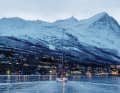 All'ultima luce, lo yacht di testa della flottiglia si dirige verso Lyngseidet.
