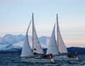 Zwei Yachten der Flottille vor dem Bergpanorama von Nordnorwegen.