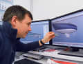 Tempi moderni: Gunnar Behncke confronta la chiglia prodotta dalla stampante 3D con il modello CAD.