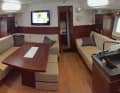 Beige imitation leather upholstery and the fittings, the chart table and the saloon table as well as the door and lower bulkhead in red mahogany: the "Pachmo" was originally rather dark.