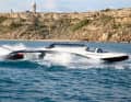 Glisser au lieu de voler. Le bateau a certes un foil central, mais il repose sur l'eau à l'avant et sur les côtés pendant la navigation.