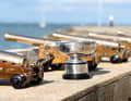 Les canons du Royal Yacht Squadron envoient les voiliers du Fastnet sur le parcours.