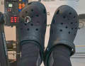 Boris Herrmann présente ses Crocs, décorées en plus d'un autocollant de son chien Lilli.