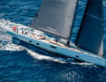 Silhouette sportive : Judel/Vrolijk ont dessiné les lignes de coque glissantes, le style extérieur moderne avec un large bastingage, un grand cockpit pour les invités et un rouf bas a été réalisé par le studio Santa Maria Magnolfi en étroite collaboration avec Wally. L'épouse du propriétaire aime les coussins qui, lors des voyages normaux, sont nombreux et fixés par des épingles sur les nombreux sièges.